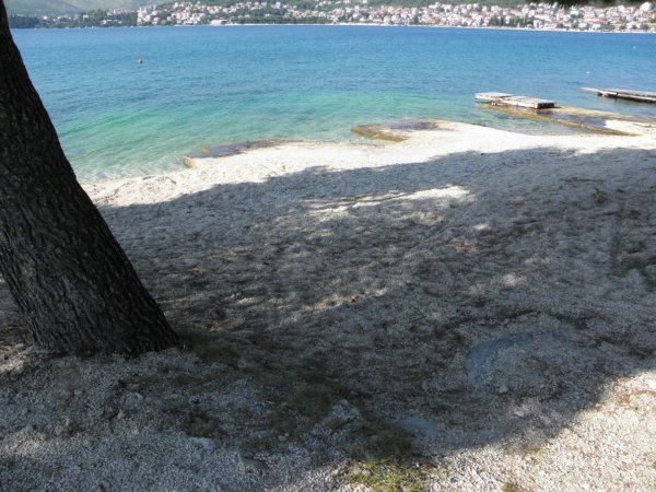 Pěkný zrekonstruovaný dům přímo u moře na Trogirské rivieře