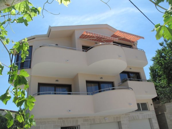 Zrekonstruovaná vila s obytnou plochou 400m2, 3 patra se 4 byty. - Image 2