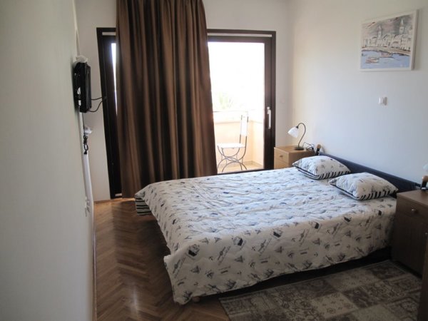 Zrekonstruovaná vila s obytnou plochou 400m2, 3 patra se 4 byty. - Image 14