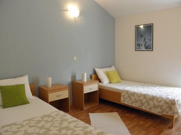 Luxusní, samostatně stojící vila apartmánového typu 4* + bazénem a vířivkou - Image 11