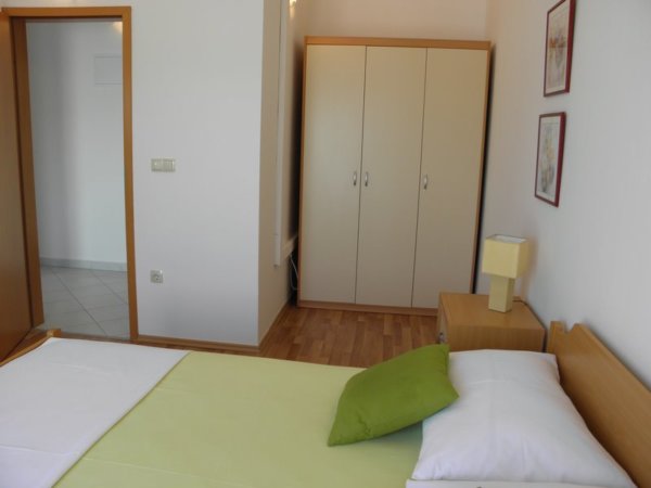 Luxusní, samostatně stojící vila apartmánového typu 4* + bazénem a vířivkou - Image 17