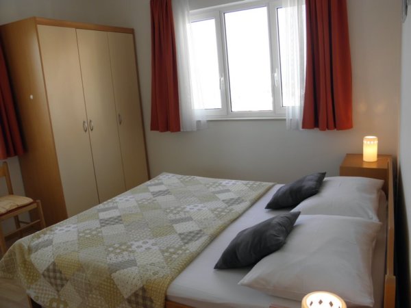 Luxusní, samostatně stojící vila apartmánového typu 4* + bazénem a vířivkou - Image 3