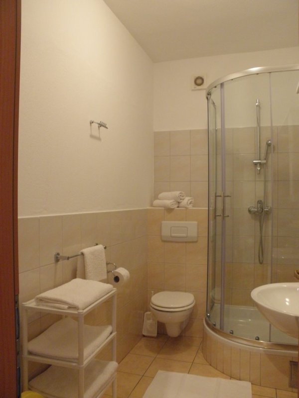 Luxusní, samostatně stojící vila apartmánového typu 4* + bazénem a vířivkou - Image 6